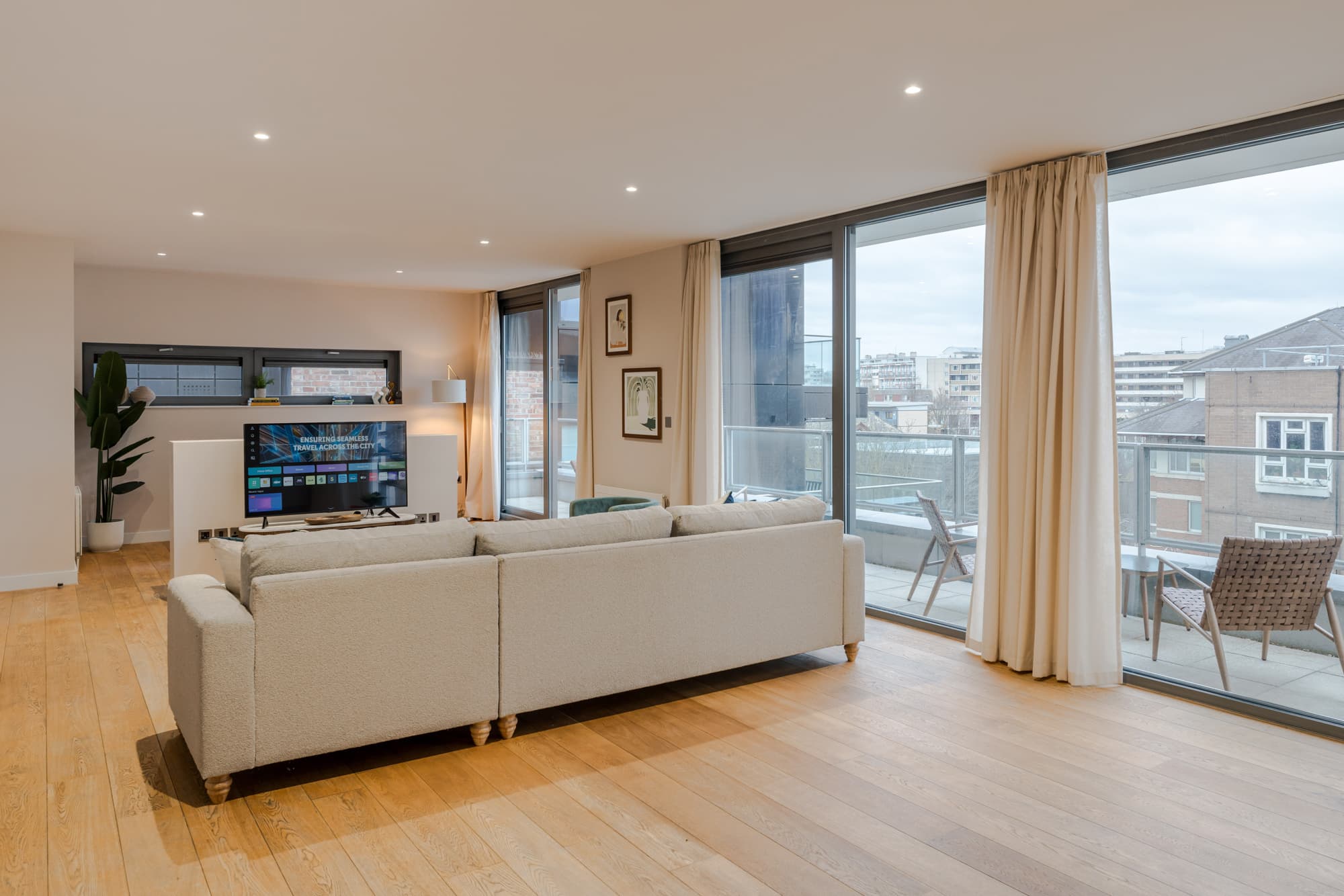 Kings-Cross-Serviced-Apartments-Penthouse-XL-With-Balcony-3