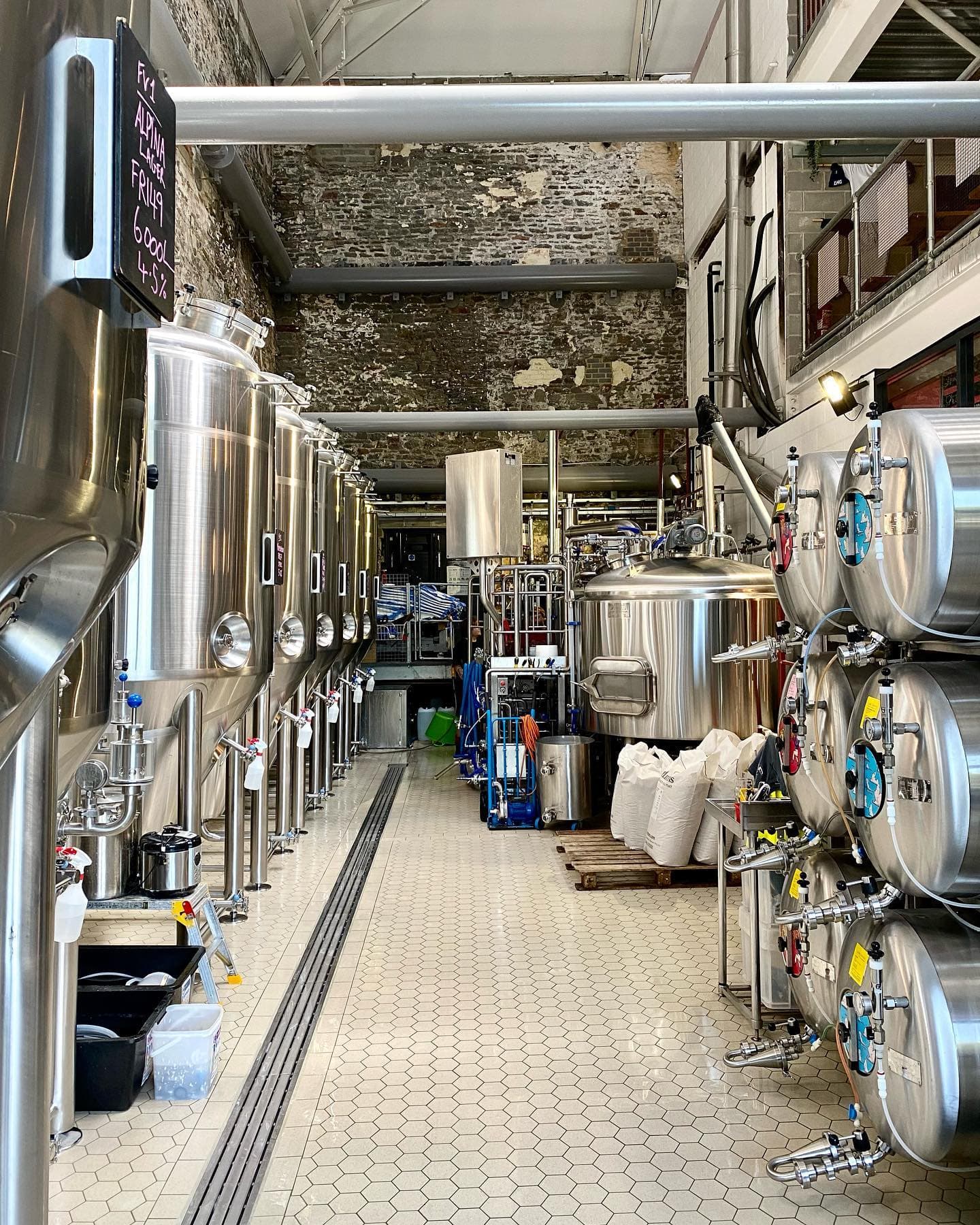 Left-Handed-Giant-Brewpub-5