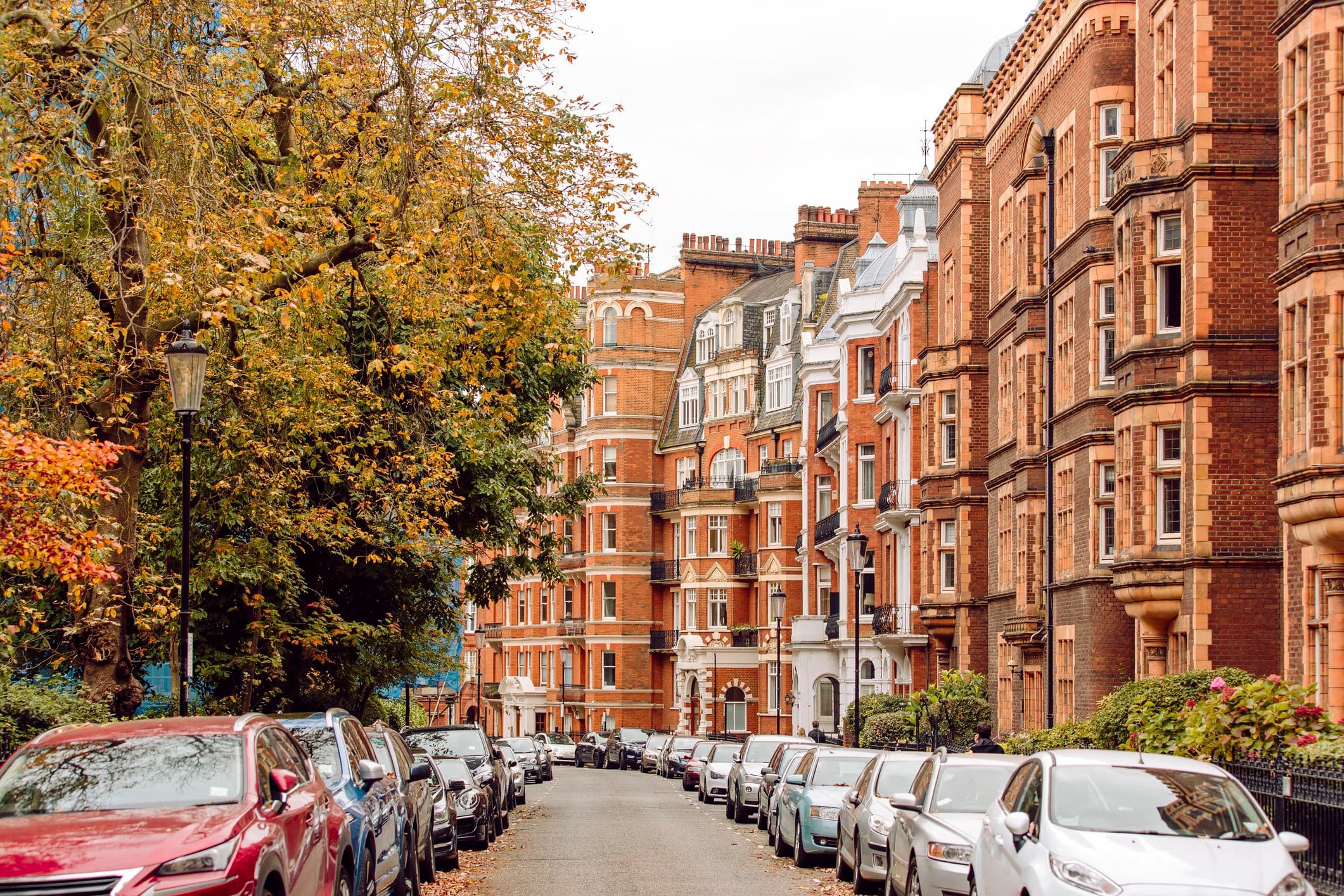 street-in-chelsea-district-london